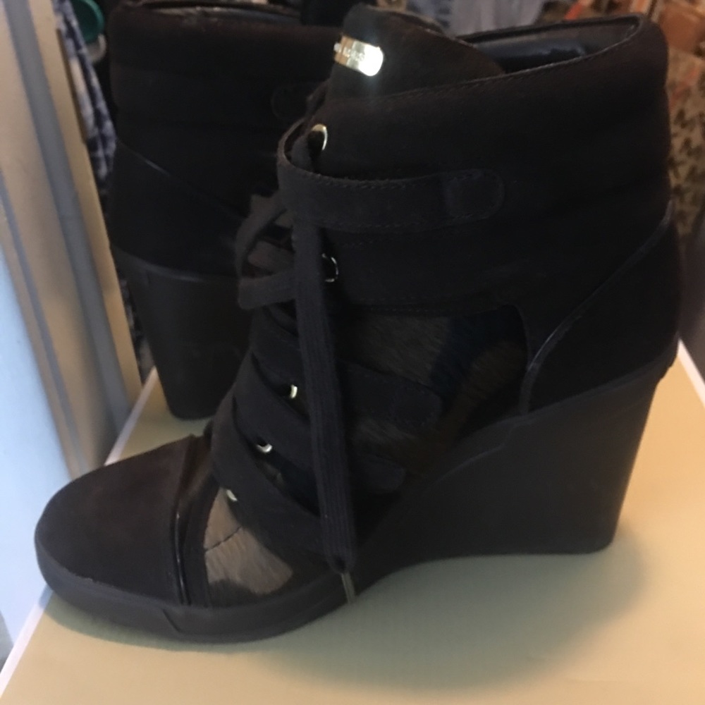 Michael Kors Lizzie Wedge Sneaker. - Picture 2 of 7